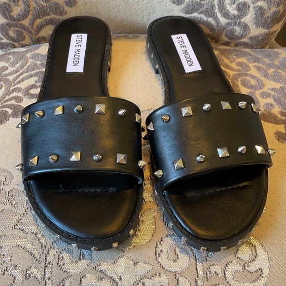 SOLD🆕 STEVEMADDEN black stud slides Sz 9 - Picture 5 of 6